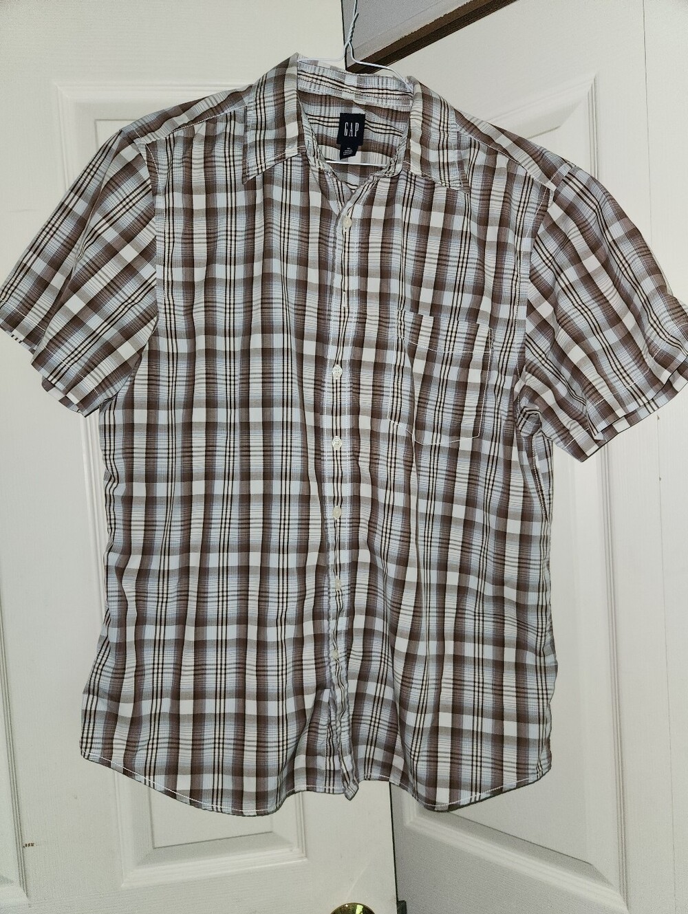 GAP Men’s Brown and White Plaid Short-Sleeve Button-Up Shirt